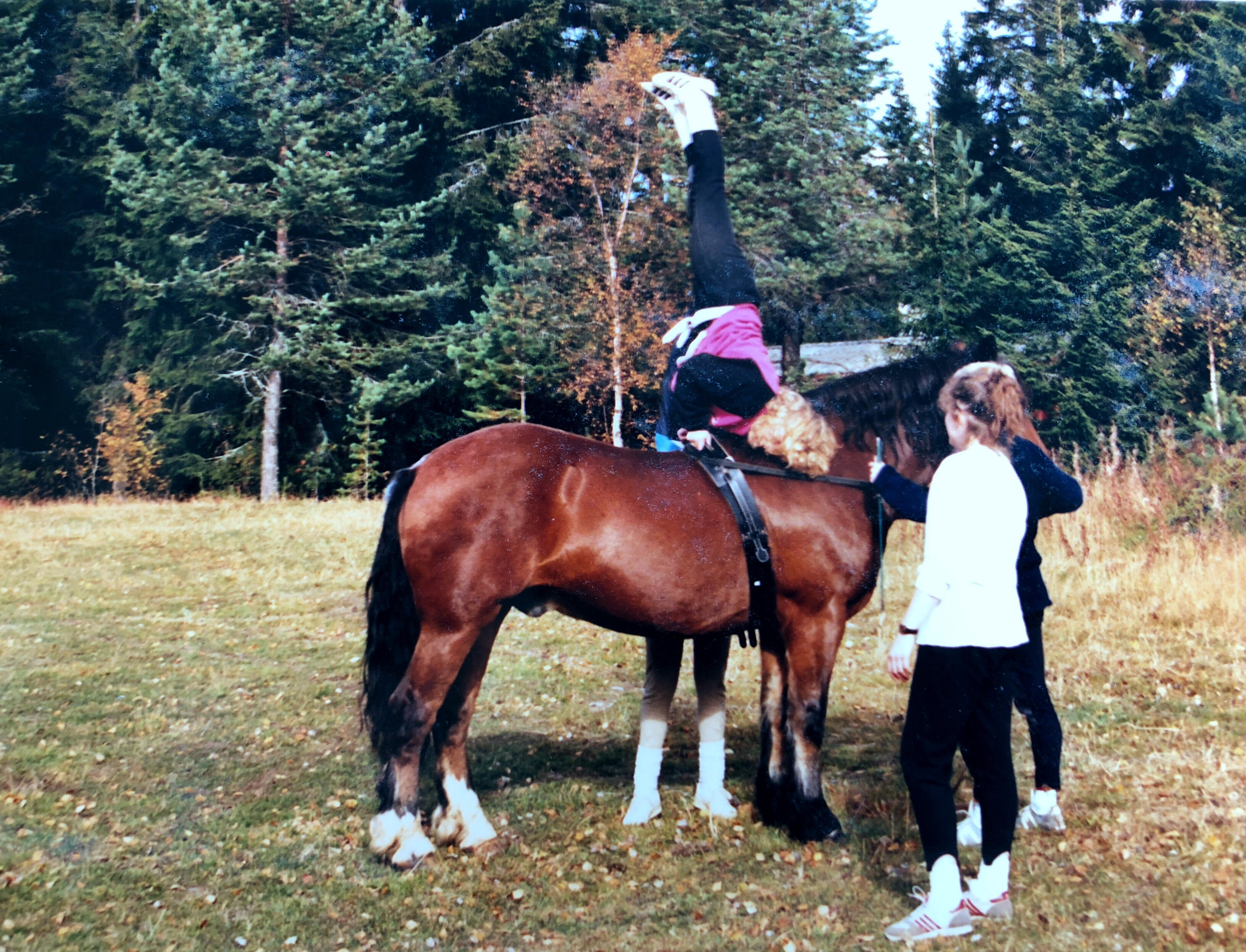 Jenter balanserer på hest på Tyrilitunet en gang på 80-tallet.
