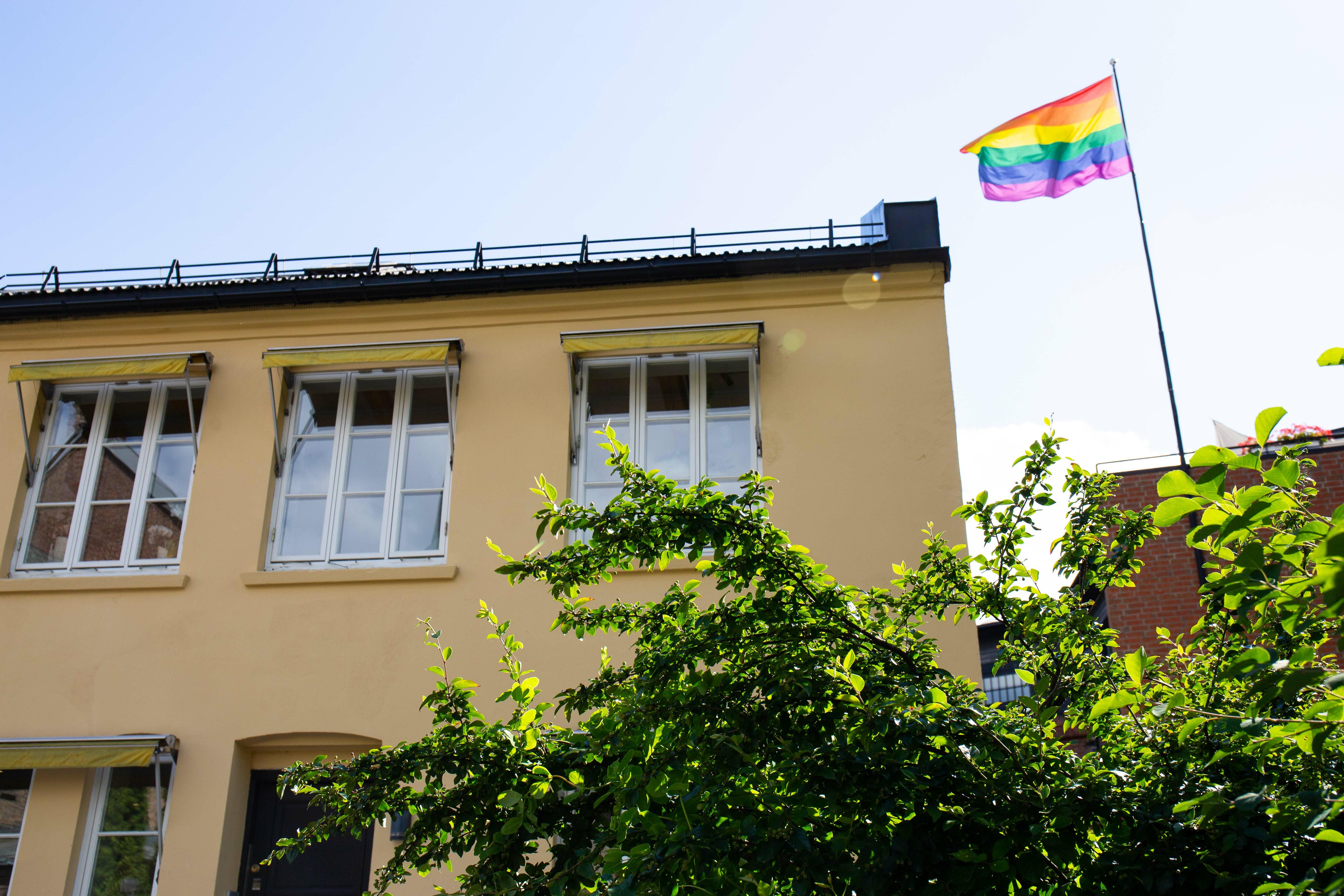 Regnbueflagget vaier over Tyrilisenteret i Oslo